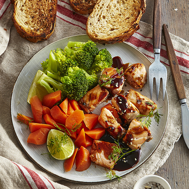 Teriyaki losos na pánvi: Rychlý recept s asijskou příchutí a zeleninou
