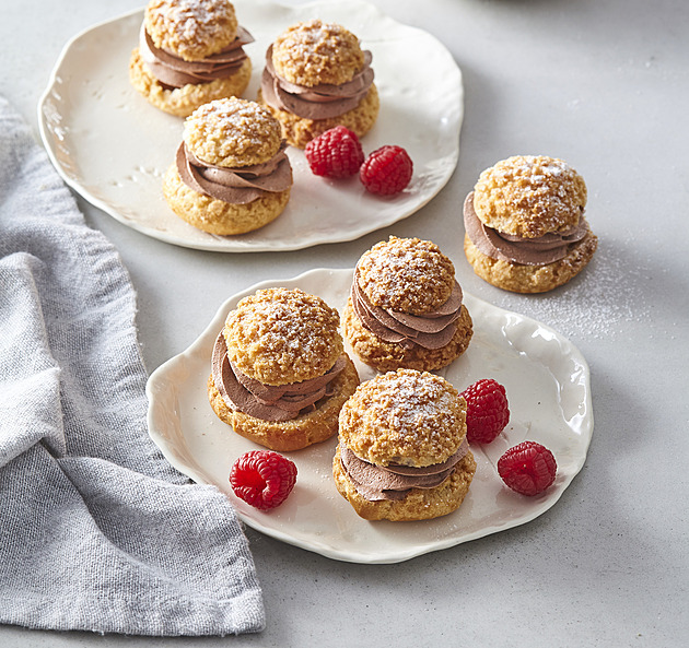 Křupavé profiterolky: Recept na francouzský dezert s pařížskou šlehačkou