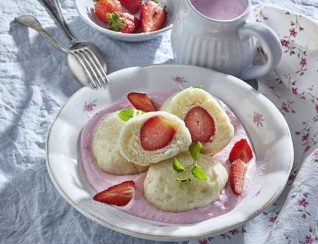 Jahodové knedlíky z kynutého těsta: Skvělý recept s jahodovou omáčkou