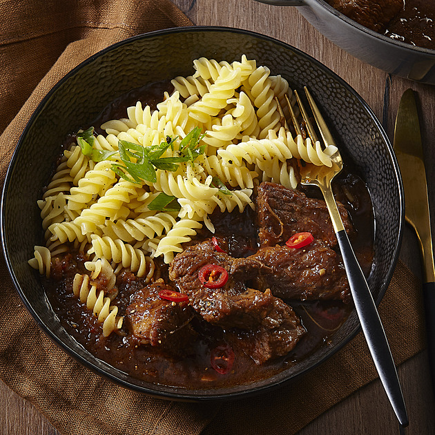 Vepřový guláš na černém pivě: Recept na poctivý a hustý chlapský pokrm