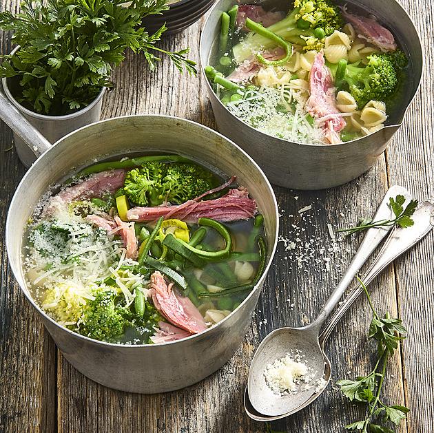 Zelená polévka Minestrone: Recept na poctivý zeleninový vývar s uzeným masem