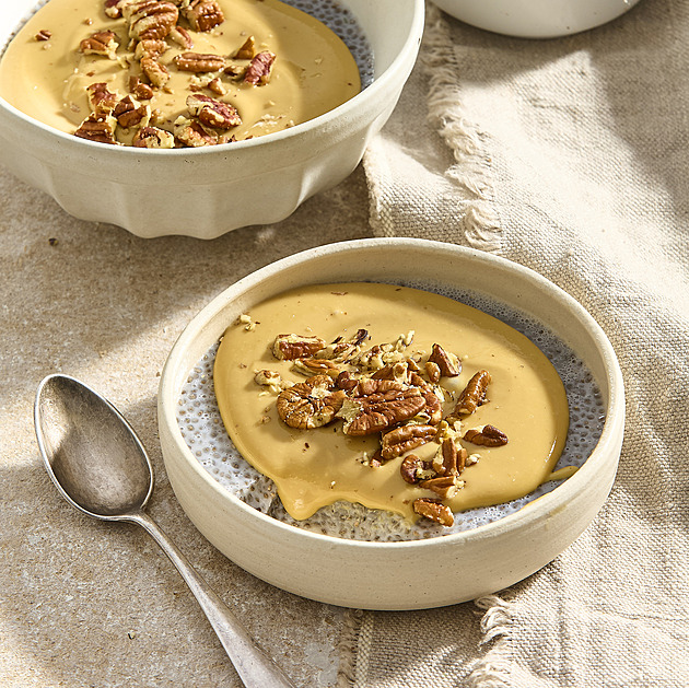 Chia pudink s kořením: Recept na zdravou snídani s ořechovým máslem