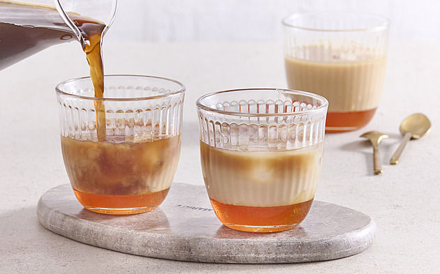 Karamelové cold brew s mlékem: Recept na ledovou kávu s domácím sirupem