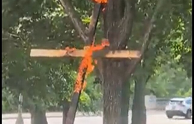V parku v centru Chicaga se objevil hořící kříž, č