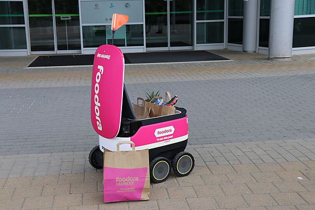 Na přechodech sice váhají, ale osvědčili se. Růžoví roboti rozvezou jídlo na Butovicích