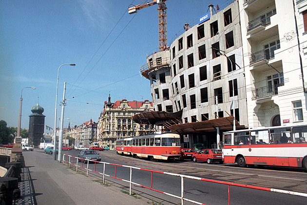 Tančící dům se během 30 let stal symbolem Prahy a turistickým magnetem