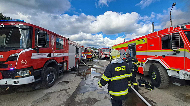 Dým nad Havlíčkovým Brodem. Hořela skladovací hala s plasty, škoda je 350 milionů