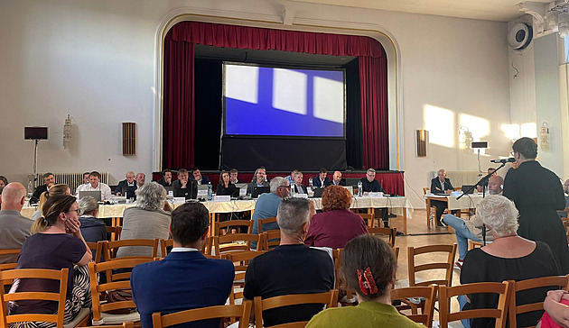 Vzpomínky na pohřebné při devítihodinové debatě. Lidé cupovali plánovanou těžbu