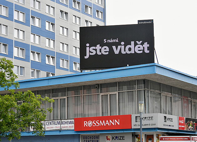 Zmizí už? Úřad roky řeší nelegální obrazovku na náměstí, soud posvětil exekuci