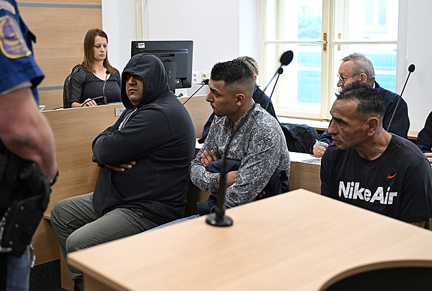 Koridor stál 20 hodin, zloději usekli kabely. Bylo by za ně 