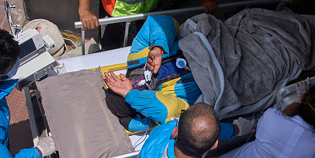 Ztratil se na Everestu, přežil týden sám. Ze zázračného příb