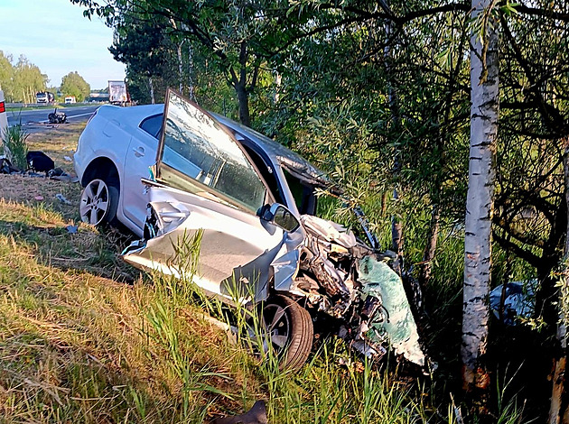 Dálnici D6 ráno uzavřela nehoda u Stochova. Řidič narazil do nákladního auta