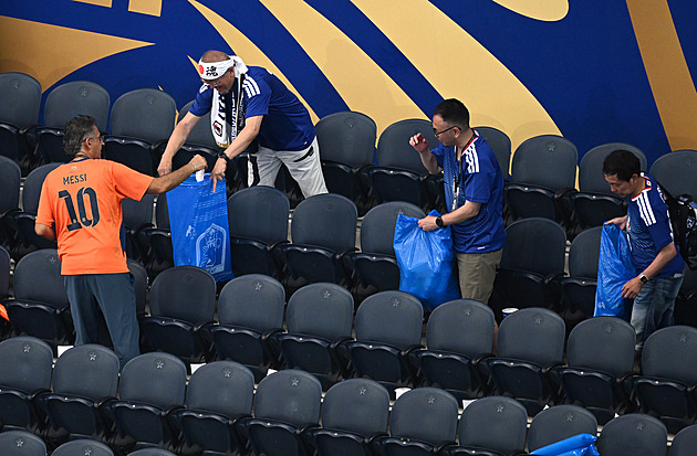 Nejdřív fotbal, potom odpadky. Japonští fanoušci po zápase opět uklízeli stadion