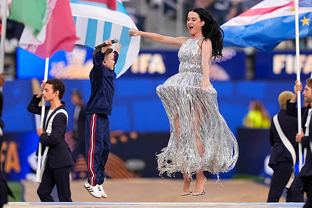 Alanis zpívala hymnu, v LA vystoupila Katy Perry. MS se zahájilo i ve zbylých zemích