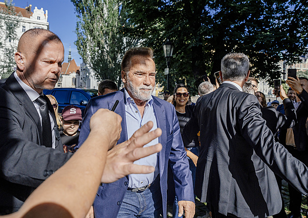 Vrátím se, slíbil Schwarzenegger zaplněnému Žofínu. Fotka s ním stála dvacet tisíc