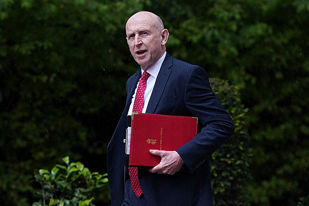 Britský ministr obrany rezignoval. Starmerovi vyčítá málo pe