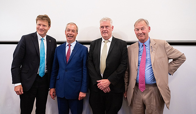 Ještě pravicovější. Farage čelí nové síle, zhrzený spojenec chce masové deportace