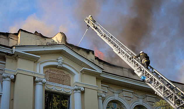 Požár v proslulém klášteru, tisíce lidí bez elektřiny. Rusko udeřilo na Kyjev