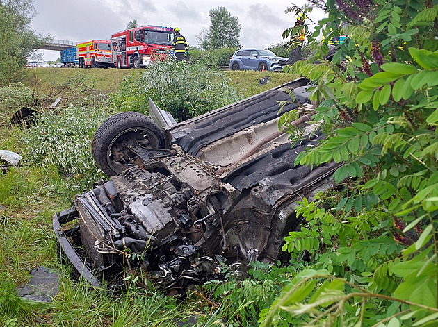 Passat na střeše, kamion s autovraky na boku. Záchranáře zam