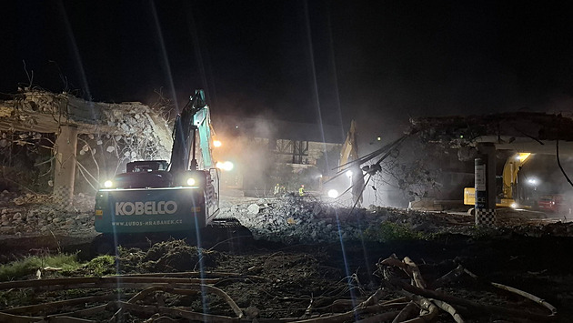 VIDEO: Demolice mostu přes dálnici D4 u Jíloviště. Podívejte se, jak ho silničáři strhli