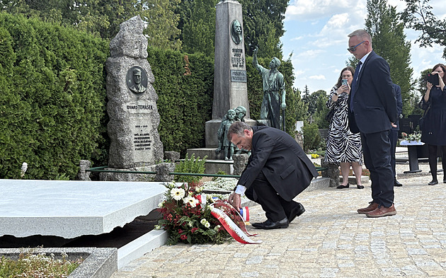 Urny spisovatele Kundery a jeho ženy uložili v Brně pod „levitujícím“ náhrobkem