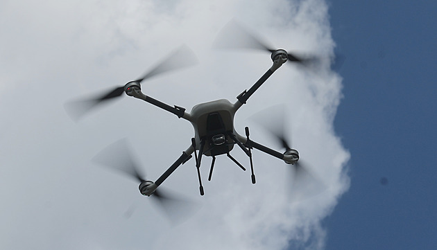 Bezletovou zónu nad Masarykovým okruhem narušil dron, policisté pilota dohledali