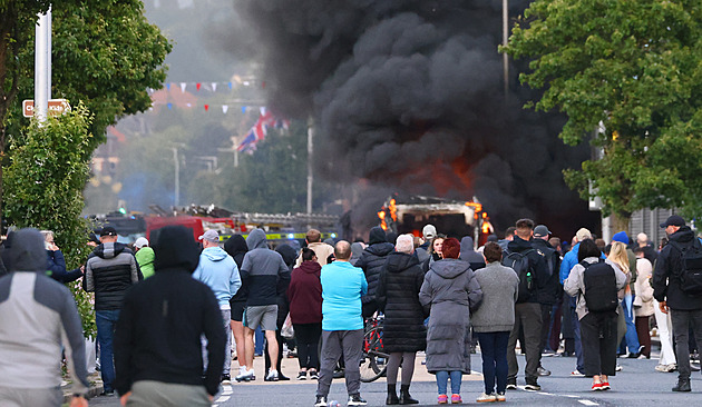 Vodní děla, útoky na migranty. Belfast zažil po hrůzném činu