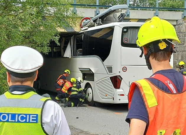 Upustili pneumatiky a pomohla speciální technika. Hasiči vyprostili uvázlý autobus