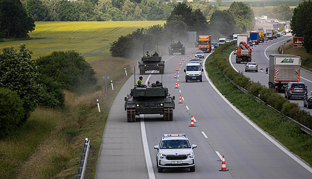 Po D35 pendlovaly tanky Leopard. Mnozí řidiči si je za jízdy natáčeli na mobil