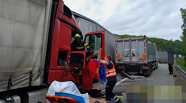 Na D1 u Vlašimi se srazily čtyři kamiony. Tvořila se kolona