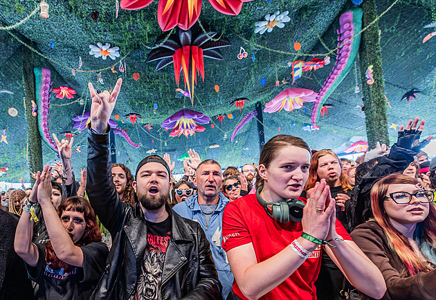 Navzdory dešti. Na Rock for People míří tisíce fan