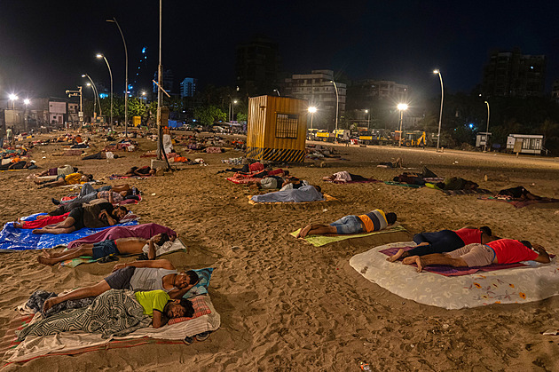 Unbearable Heat Drives Indians From Homes; Hundreds Sleep on Beaches