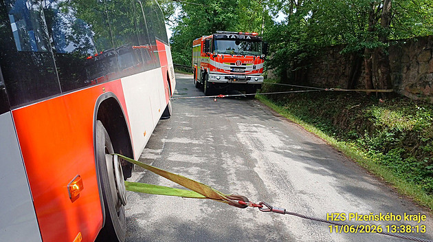 Na Plzeňsku havaroval autobus s dětmi, zůstal stát nakloněný