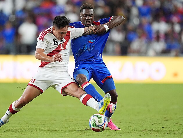 Modr� dresy fotbalist� Haiti, kter� zak�zala FIFA kv�li politick�m motiv�m.