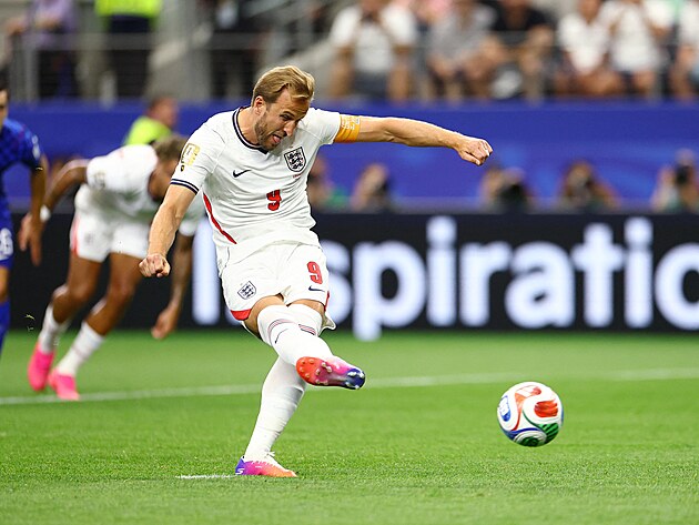 Harry Kane kope penaltu proti Chorvatsku na mistrovstv� sv�ta.