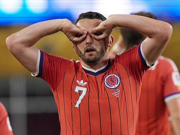 Skotsk� st�edopola� John McGinn se raduje z g�lu proti Haiti.