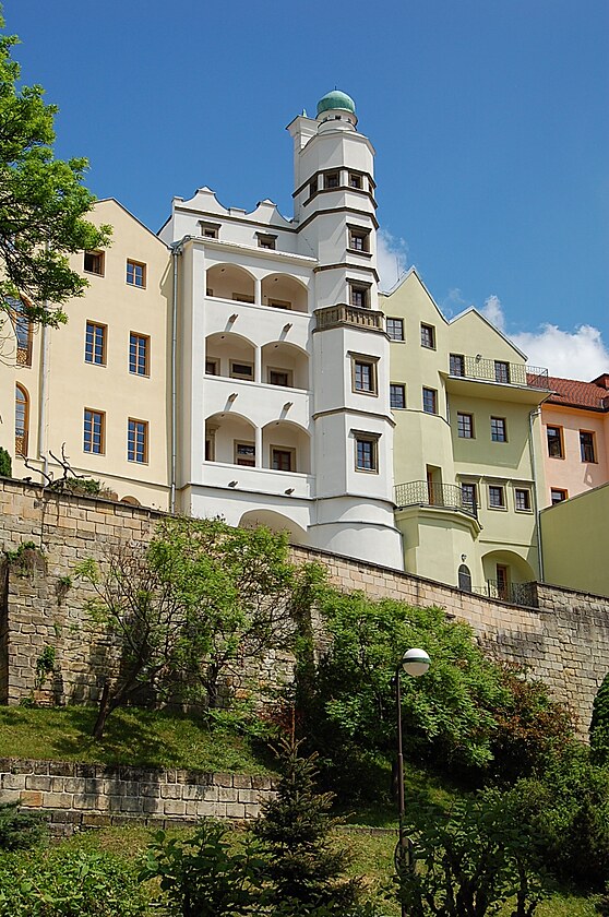 Mydl��ovsk� d�m, ji�n� strana s v�i�kou - hv�zd�rnou