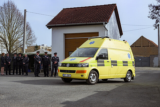Sanitky předané hasičům