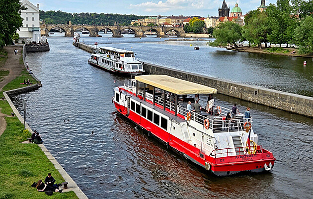 Praha z paluby: �koln� v�lety, koncerty, oslavy i setk�n� na �ece