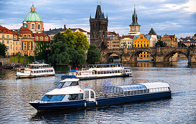Praha z paluby: �koln� v�lety, koncerty, oslavy i setk�n� na �ece