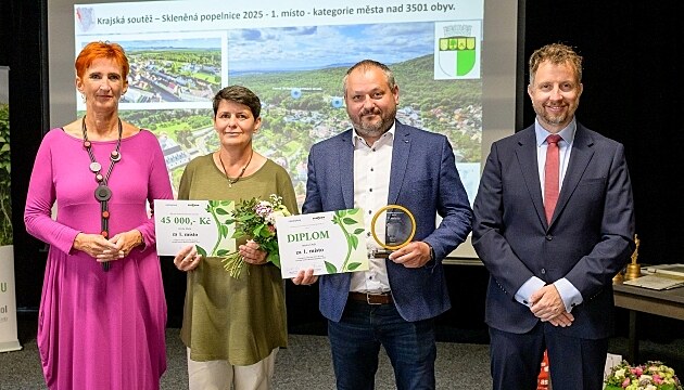 Ceny p�edával nám�stek hejtmana Tomá� Kirbs (vpravo)