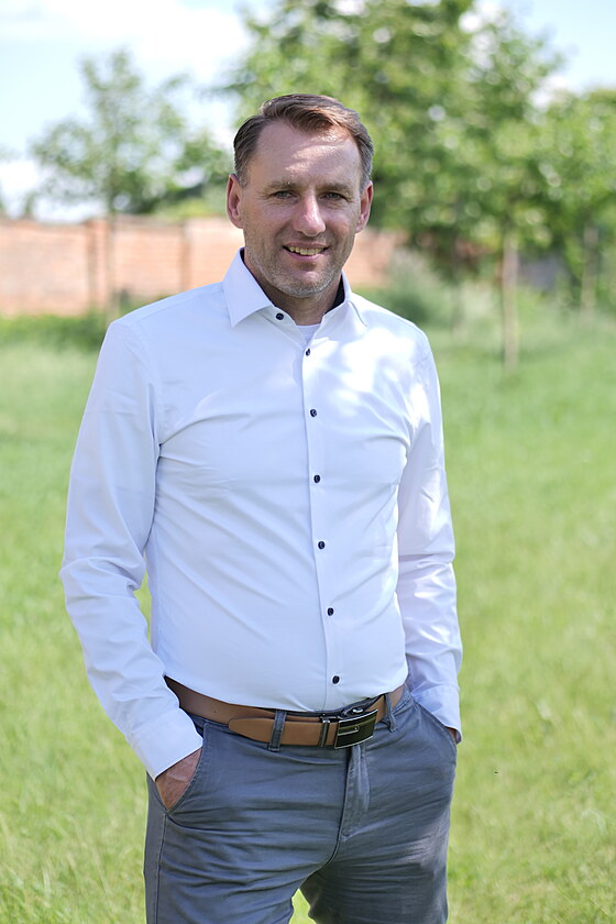 Ale� Navr�til, hypote�n� poradce