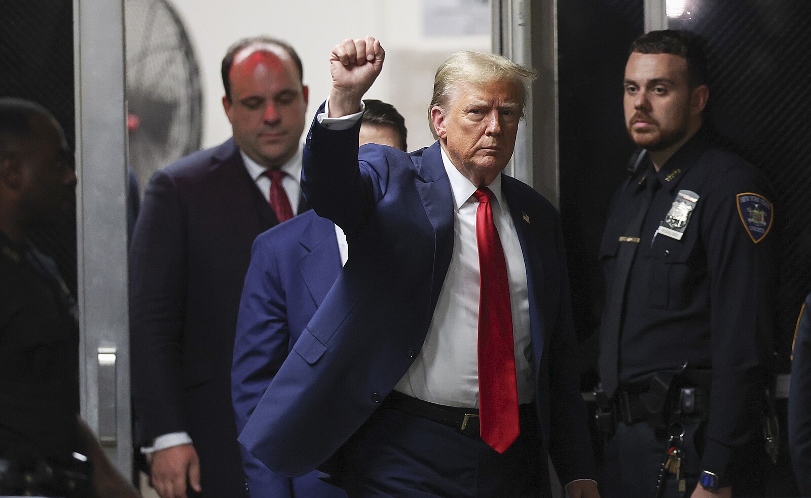 NÁZOR: Jako lékař varuji. Je čas Trumpa odvolat, jeho narcismus se stává zhoubným