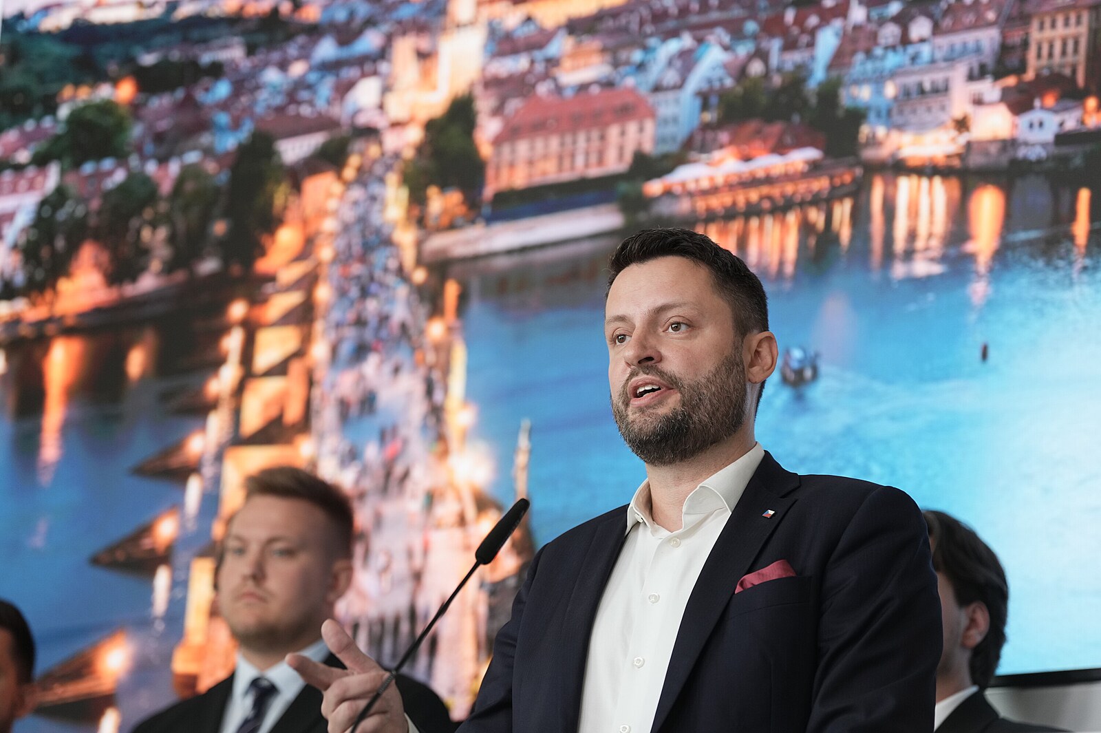Prokopovo vysvětlení nestačí, reagují pražští politici. Dělá si z lidí legraci, tepou ho