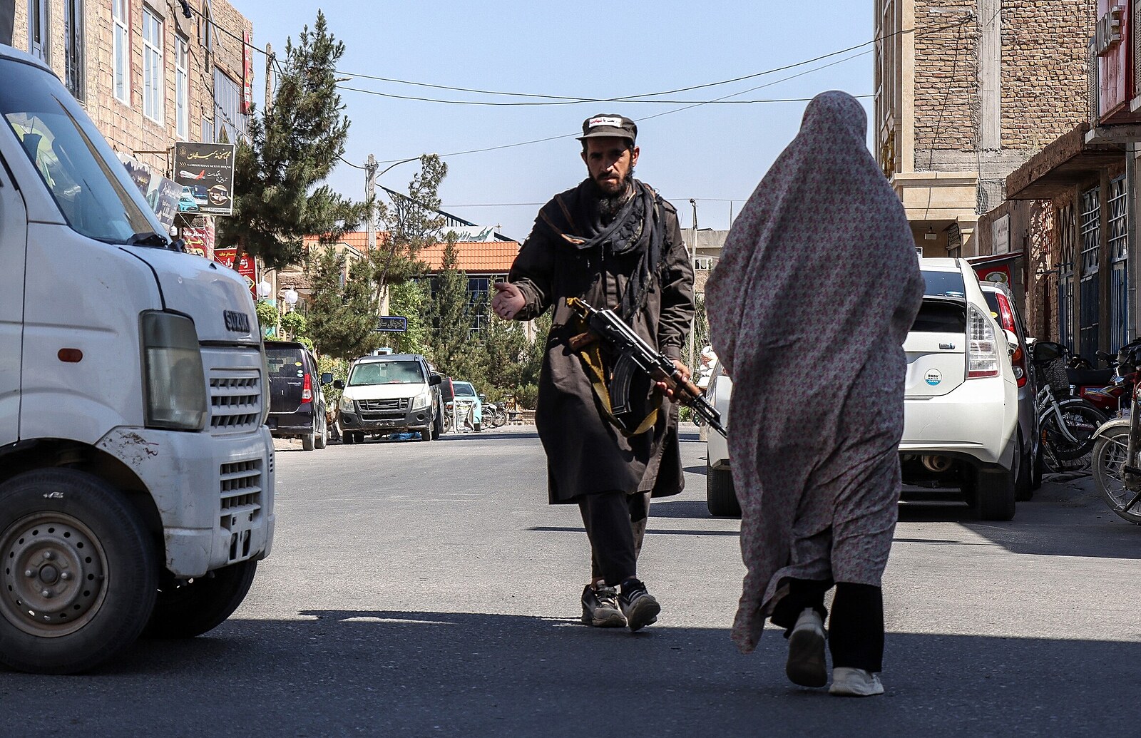Afghánky musejí nově zakrývat každý centimetr těla, propukly nebývalé protesty