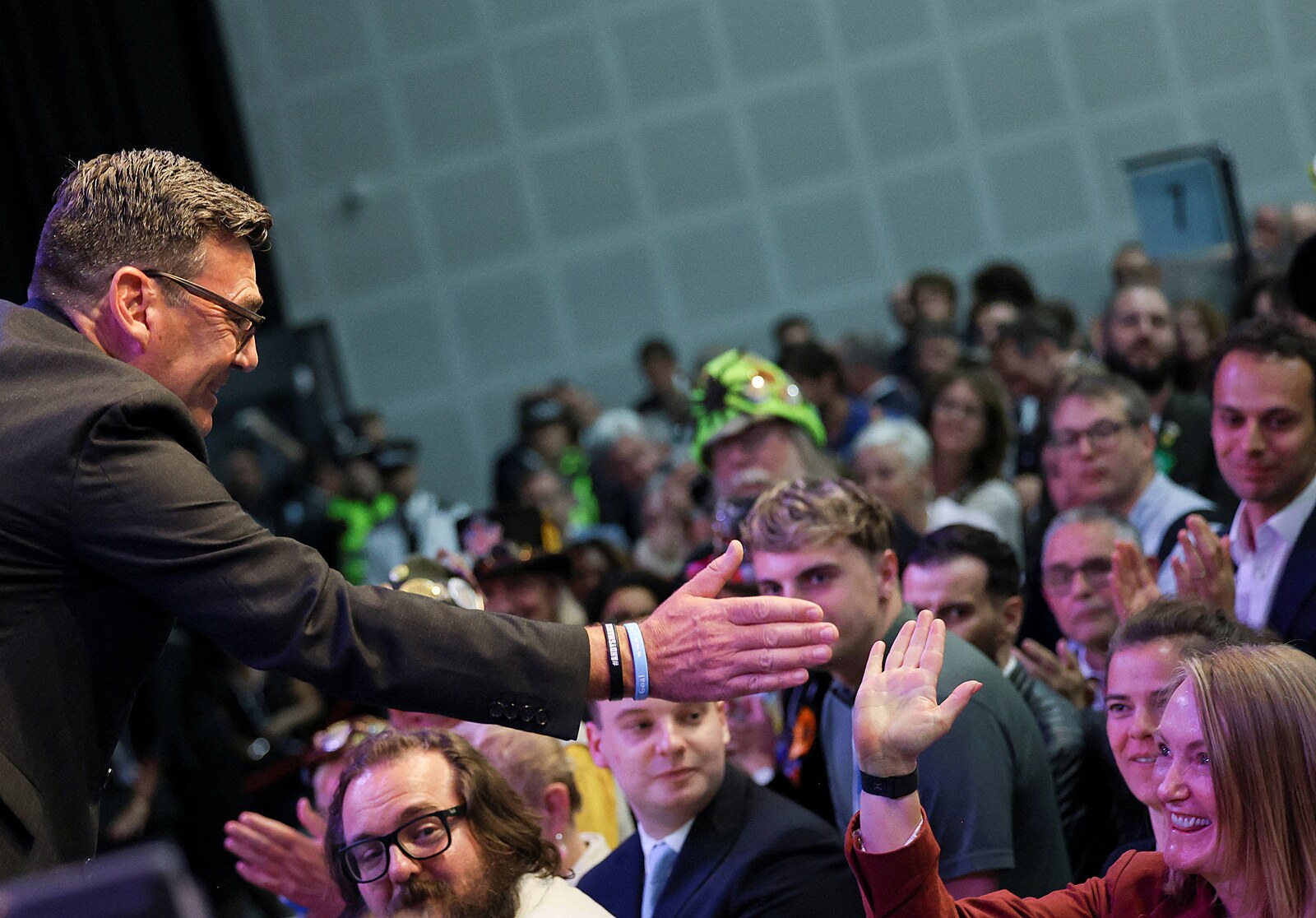 Starmerův rival se stal poslancem. Baží po změně a chce sesazení premiéra