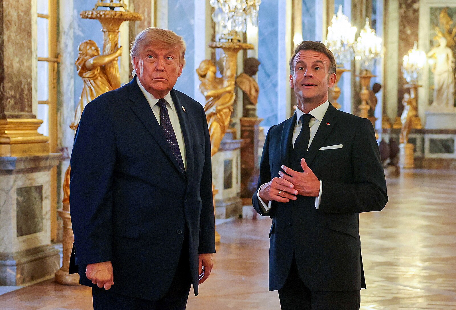 Překvapil i ministry. Jak spontánní Trump podepsal dohodu v zlatém Versailles