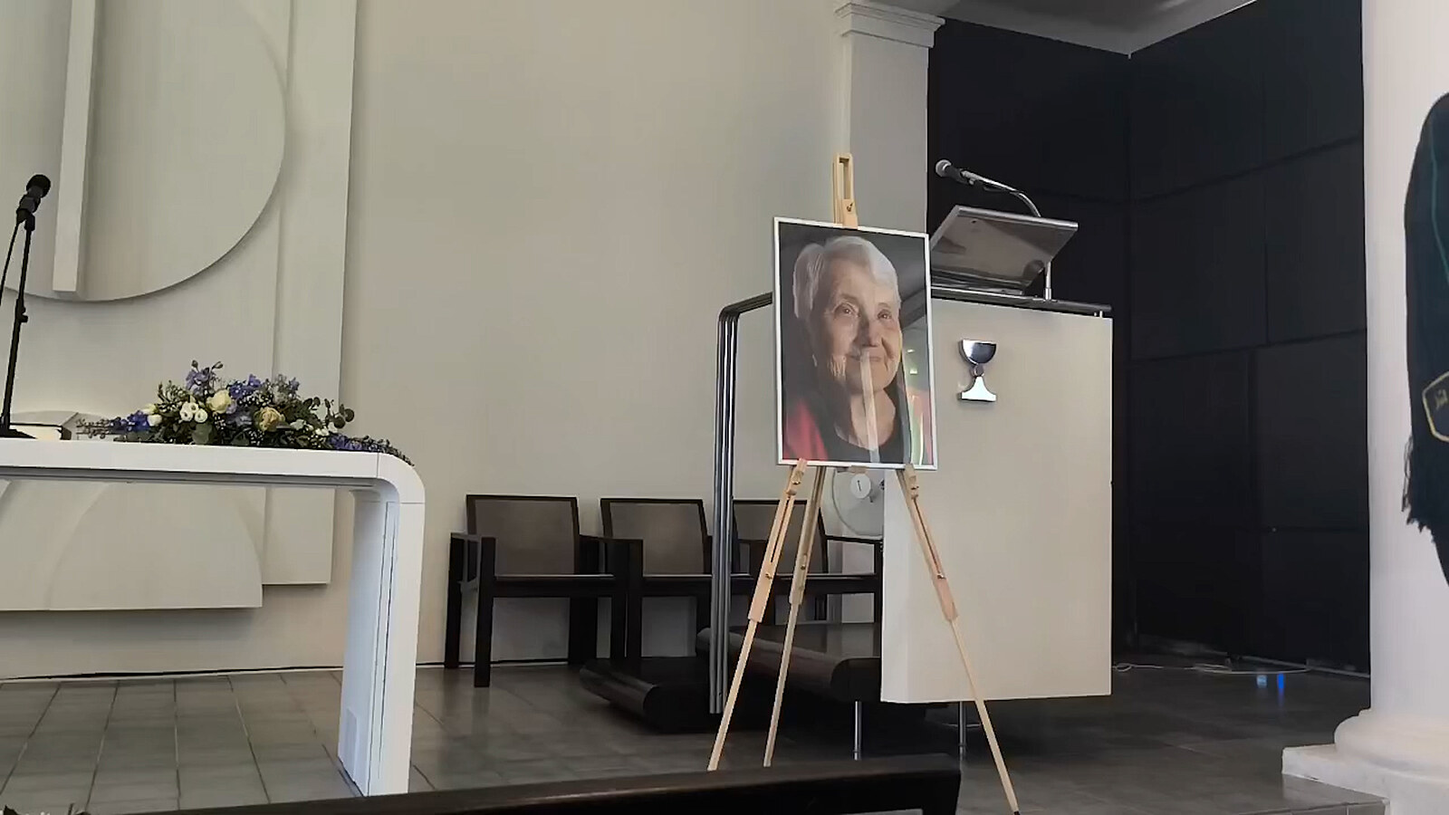Lidé se loučí se Zdeňkou Mašínovou. Bratr Josef na pohřeb kvůli své zásadě nedorazí
