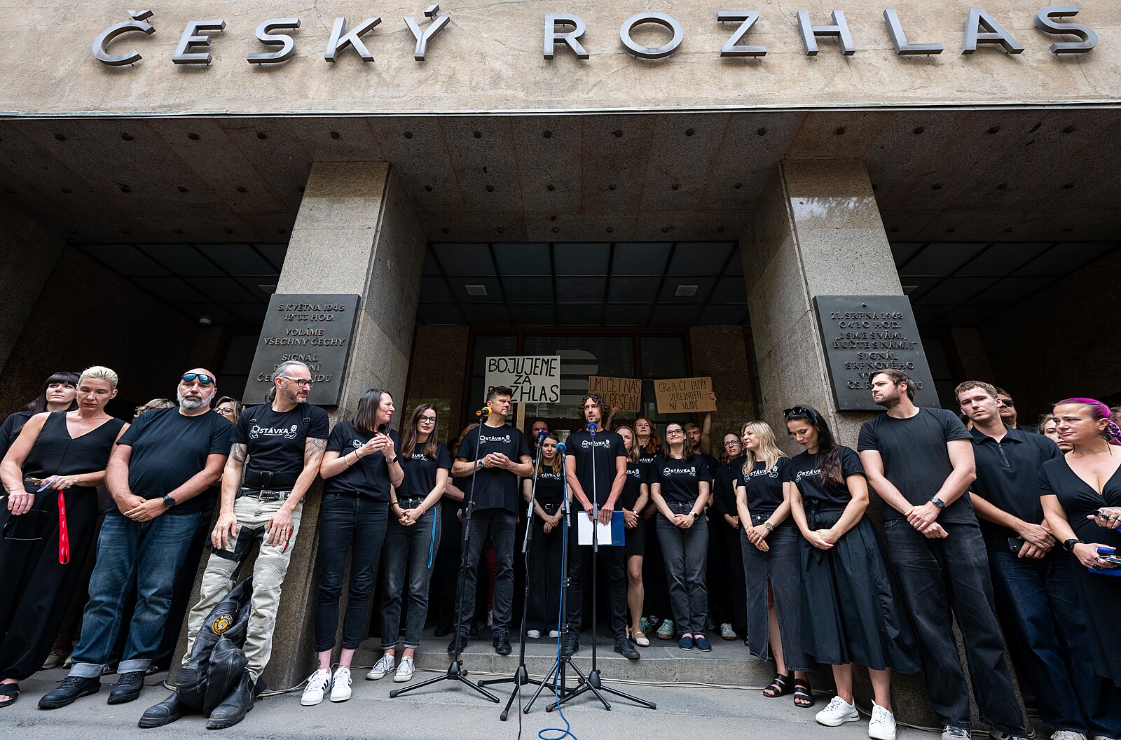 Zaměstnanci ČT a rozhlasu svolali brífink. Reagují na náhlé jednání o konci poplatků