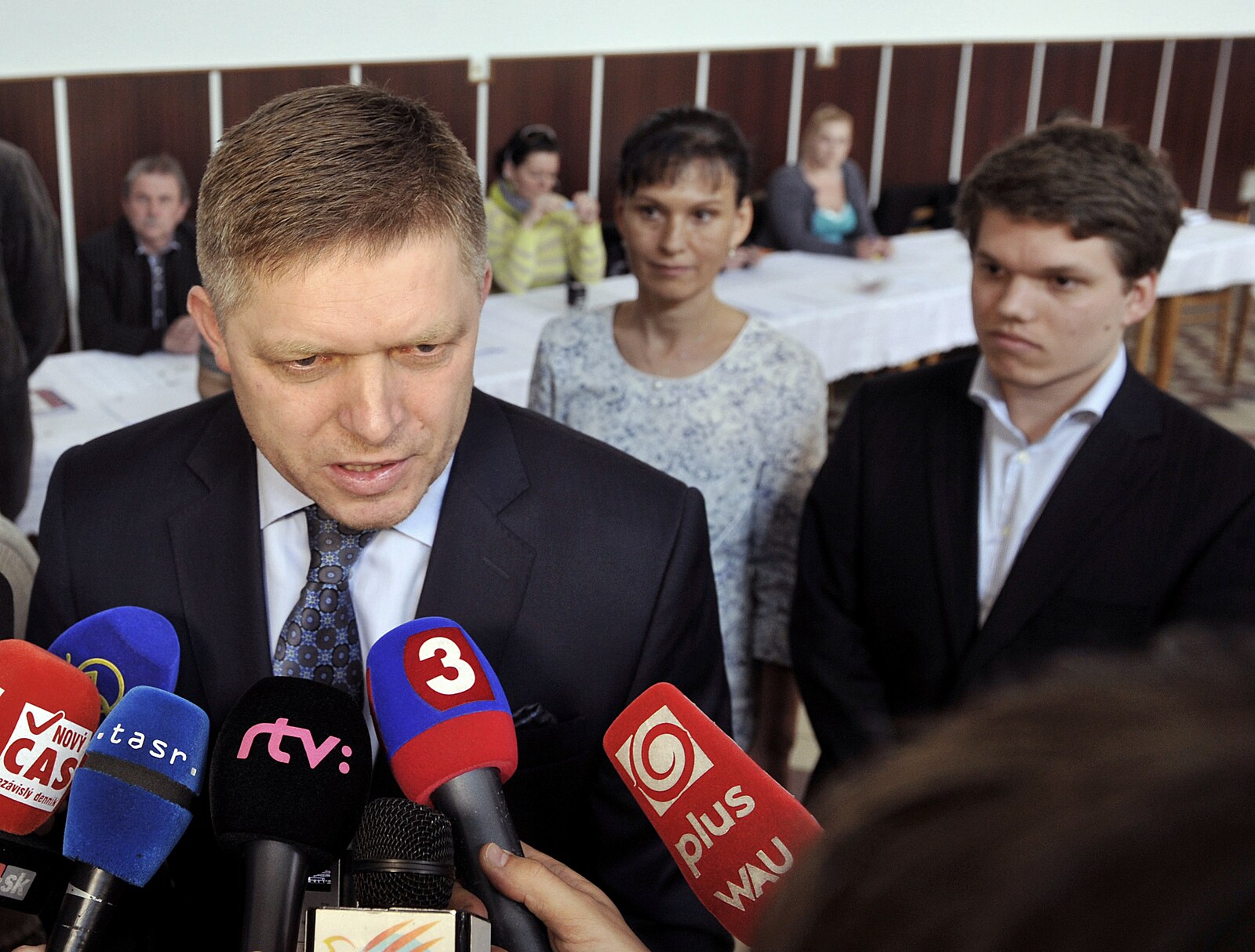 Ficův syn vydělává na státu, čílí se opozice. Vše je čisté jako oko Boží, hájí se premiér